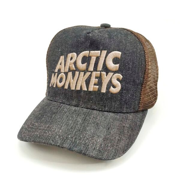 Arctic-Monkeys_Modelo2_Diagonal_Dorado Gorra Arctic Monkeys