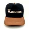 Madness_Modelo3_Frente_Dorado Gorra Madness