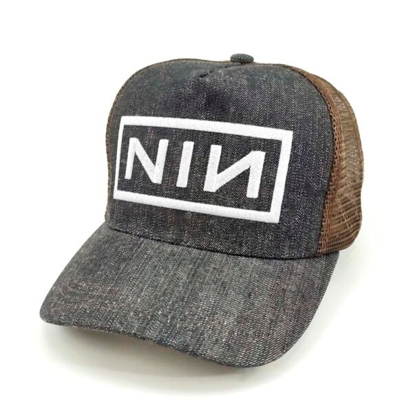 NIN_Modelo2_Diagonal_Blanco Gorra Nine Inch Nails