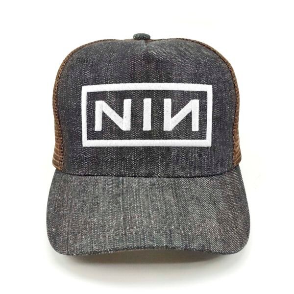 NIN_Modelo2_Frente_Blanco Gorra Nine Inch Nails