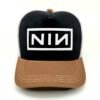 NIN_Modelo3_Frente_Blanco Gorra Nine Inch Nails