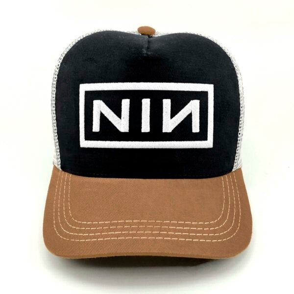 NIN_Modelo3_Frente_Blanco Gorra Nine Inch Nails