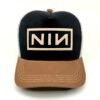 NIN_Modelo3_Frente_Dorado Gorra Nine Inch Nails