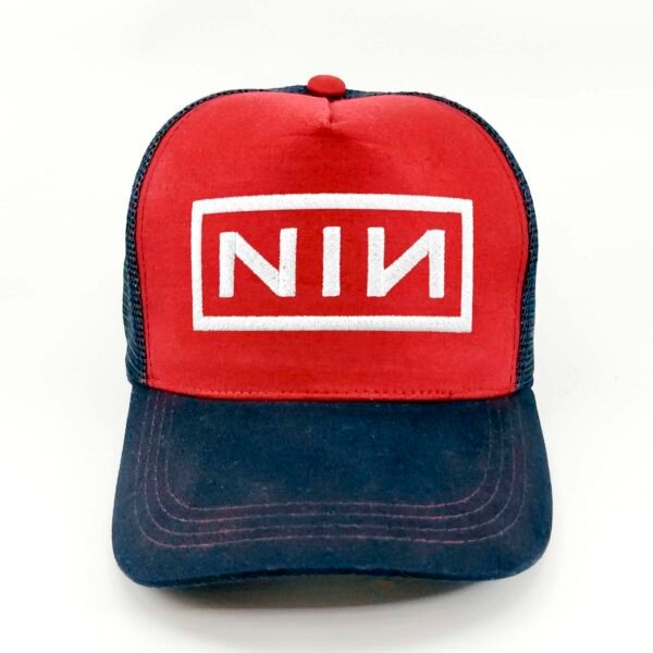 NIN_Modelo6_Frente_Blanco Gorra Nine Inch Nails