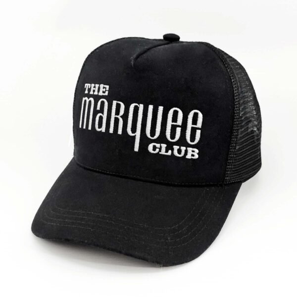 The-Marquee-Club_Modelo5_Diagonal_Blanco Gorra The Marquee Club