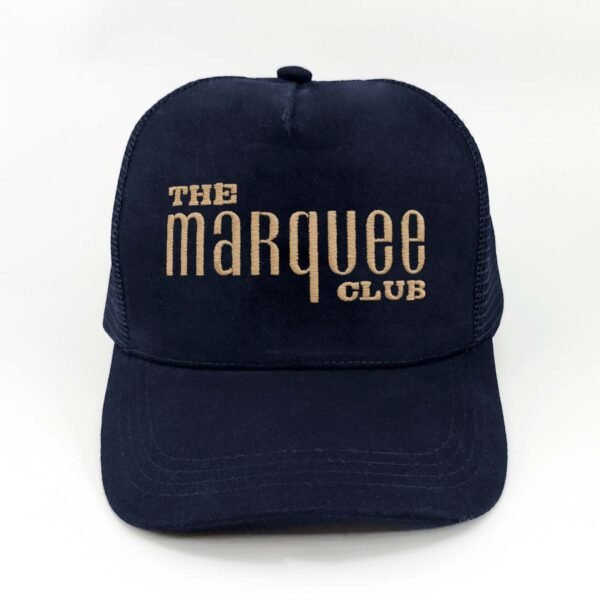 The-Marquee-Club_Modelo8_Frente_Dorado Gorra The Marquee Club