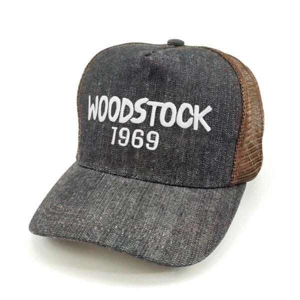 Woodstock_Modelo2_Diagonal_Blanco Gorra Woodstock