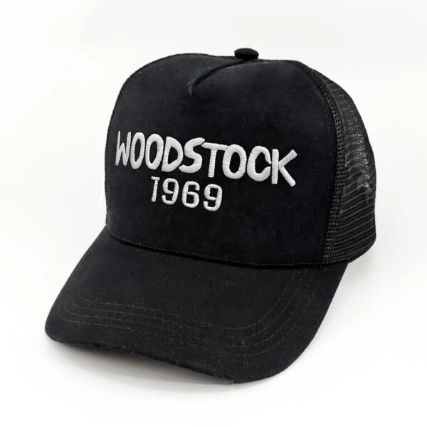 Woodstock_Modelo5_Diagonal_Blanco Gorra Woodstock