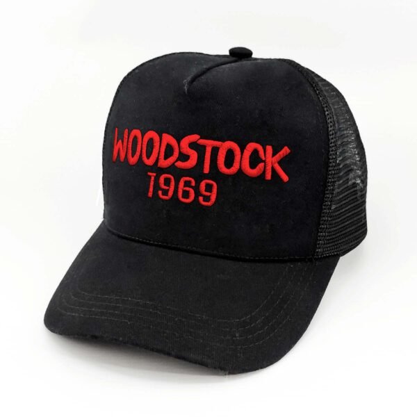 Woodstock_Modelo5_Diagonal_rojo Gorra Woodstock