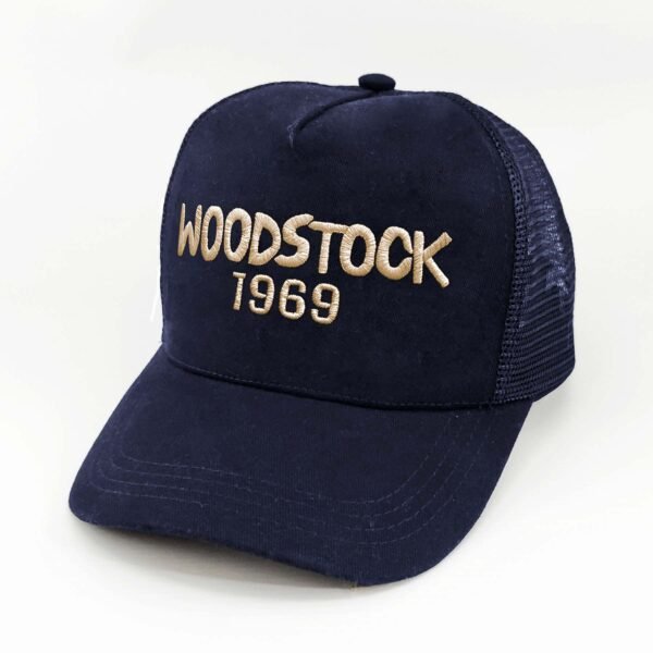 Woodstock_Modelo8_Diagonal_Dorado Gorra Woodstock