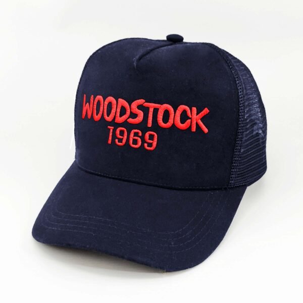 Woodstock_Modelo8_Diagonal_Rojo Gorra Woodstock